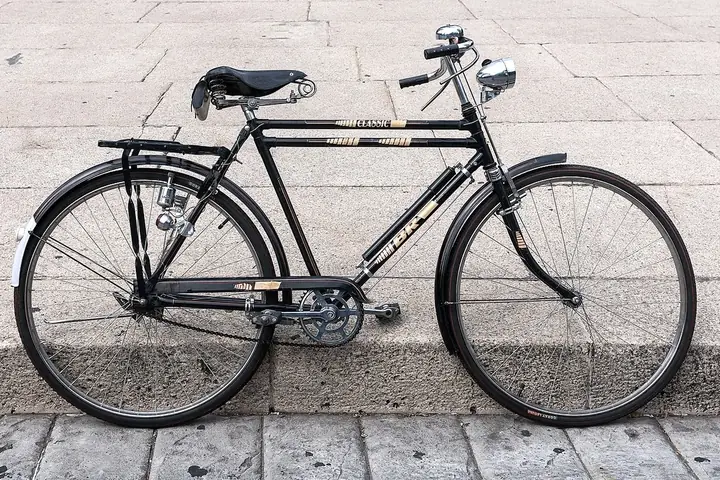 Ciclistas recorriendo calles de México