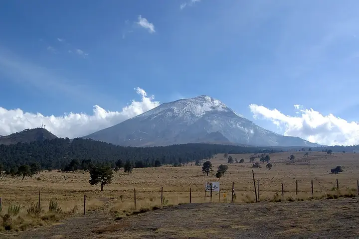 Volcán Popocatépetl visto desde sendero de montaña