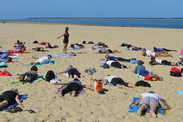 Clase de yoga al aire libre al amanecer